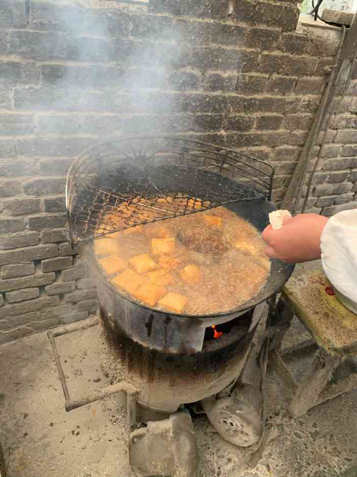 13:55 打分 一口大鍋 一個碳爐 幾張木桌 這家在小東門橋的臭豆腐攤