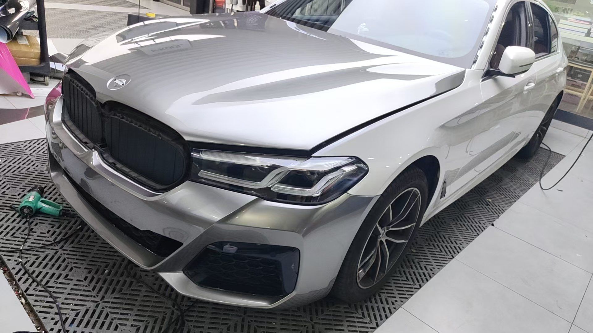 宝马5系改色液态金属银,科技感满满!贼帅气!