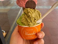 开心果抹茶双球冰激凌-VENCHI 闻绮(上海佛罗伦萨小镇店)