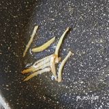 香煎小银鱼配白米粥，吃到停不下来！