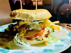 牛油果軟殼蟹漢堡配薯條-layback cafe & bar