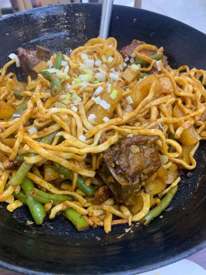 伊盟烩菜炖羊肉-"万达小吃街里发现这家馆子,牌匾不大,烩菜.