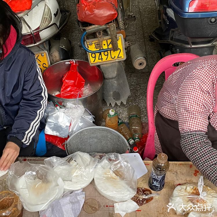 簸箕炊为粤西当地的特色小吃，风靡于茂名市的化州