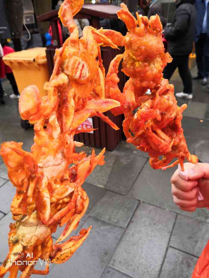 杭州的清河坊就是这样的一条街,小吃很多,不过在各个城市都能吃的到