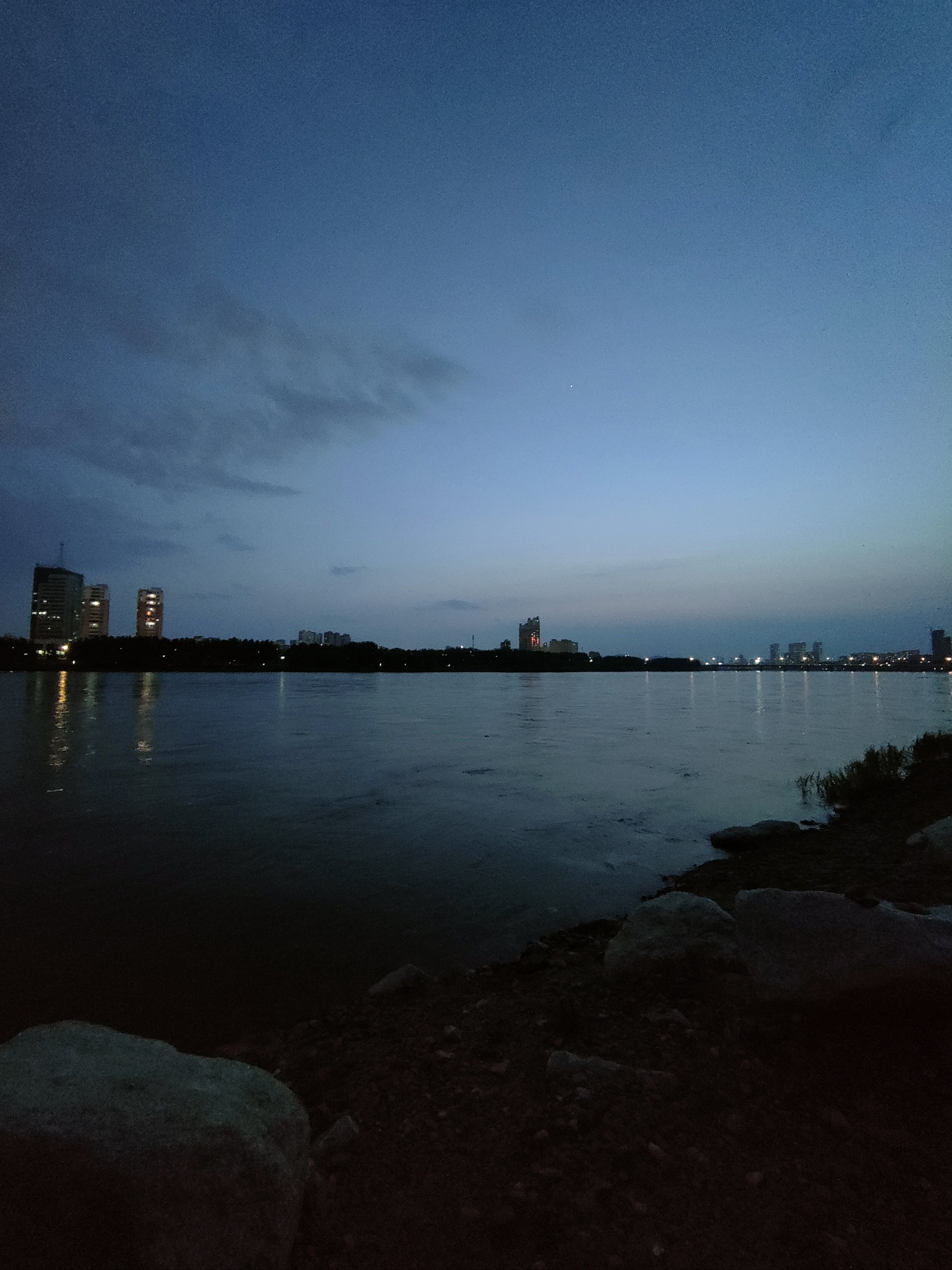 夜晚江边