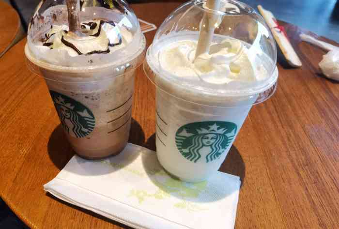 星巴克(开封新街口万博店)-"星巴克真的太适合消耗时光了把家人送进周