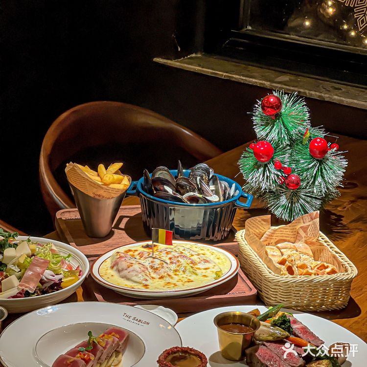 青岛八大关老洋房里的餐厅,好有氛围🕯️🎄🏰