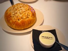 招牌洋葱面包配黄油-莫尔顿牛排坊(浦东ifc店)