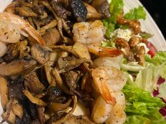 烤虾仁蘑菇色拉-TAMATI(巴黎贝甜韩式西餐厅店)