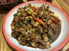 红烧牛蛙-老三样·美食研究中心(世贸路店)