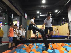 -蹦贝运动中心·蹦床·攀岩·闯关(龙岗店)