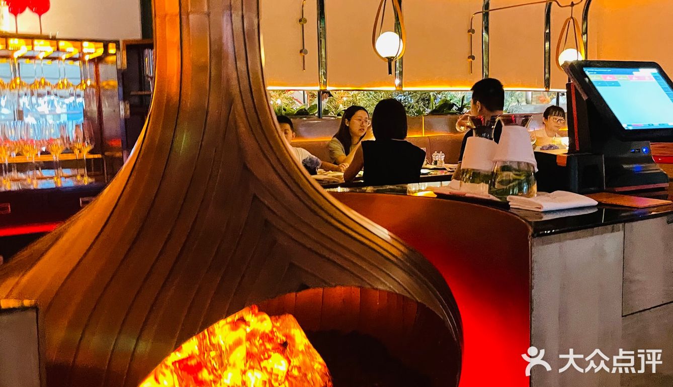 闺蜜团｜在牛排家约会吃饭可太浪漫了！[加油]
