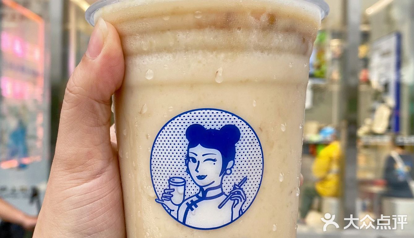 武汉的夏天必须拥有两杯沪上阿姨的绿豆牛乳冰！