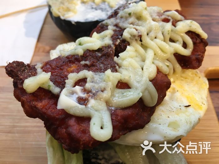 牛巴达|超好吃的台湾汉堡(曾厝垵旗杆内街店)野兽鸡腿墨鱼堡图片 - 第