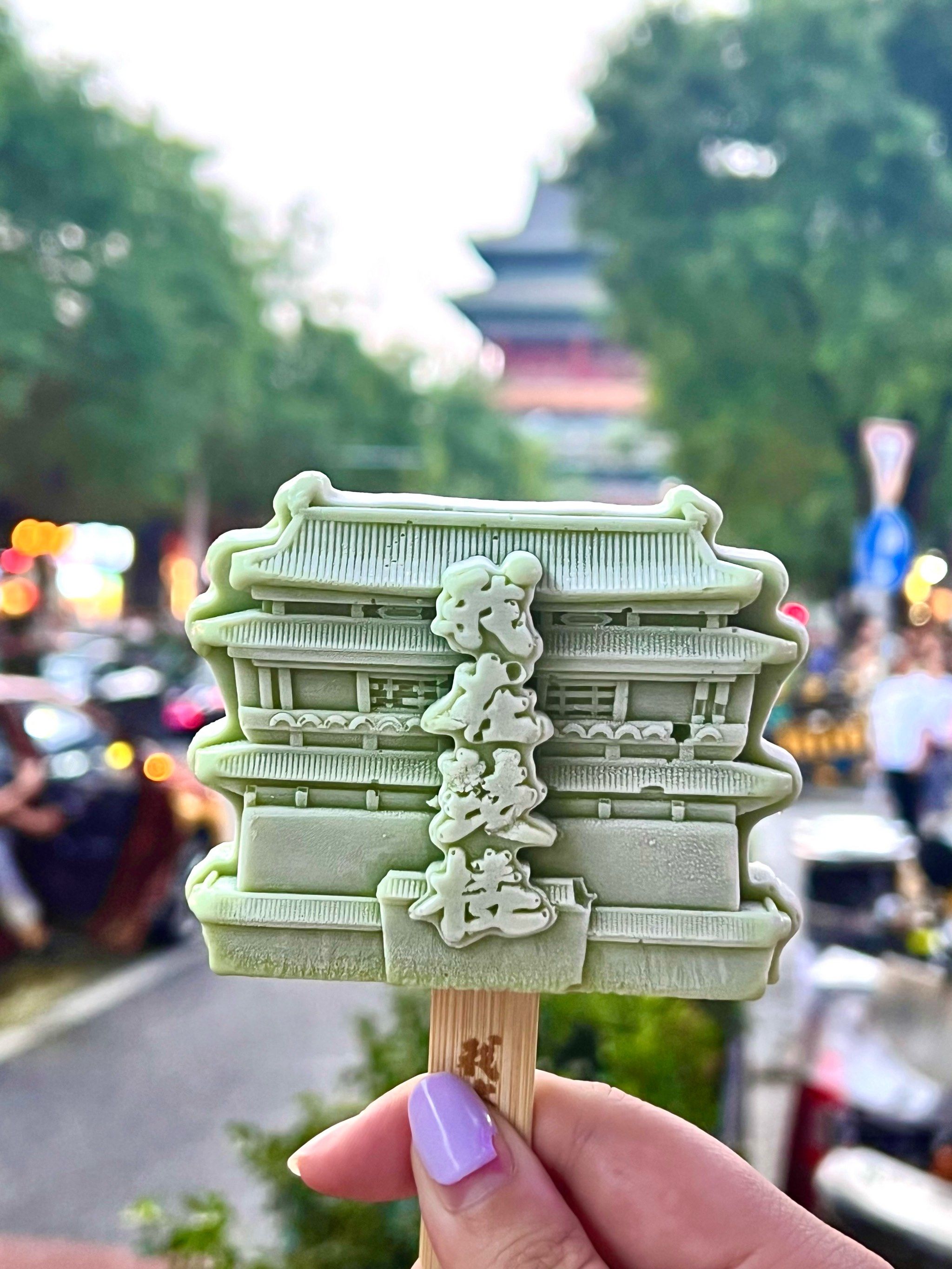 天气热,来根北京鼓楼的清凉雪糕🍧