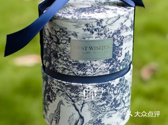 青花瓷里的Dior灵魂-蓝色复古圆筒伴手礼