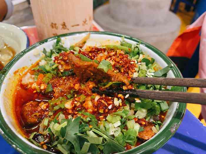 马路边边串串大连总店(中山广场店)-"菜品整体麻辣,环境复古,服务热情