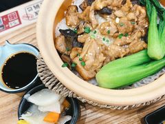 香菇滑鸡煲仔饭-煲仔皇腊味煲仔饭(经四万达店)