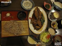 右边那组是河豚鱼定食-红叶日料·放题·海胆·定食(星海店)