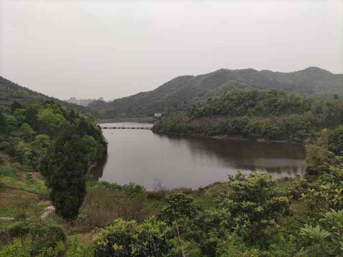 山门寺水库"本来有条大路直通水库,但是现在好像是御岭.