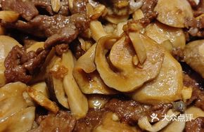 Fresh Enoki Mushroom and Beef Strips