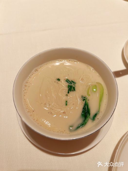 夏宫·中国大饭店(中国国际贸易中心店)鱼汤面图片