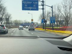 -奕欧来上海购物村停车场