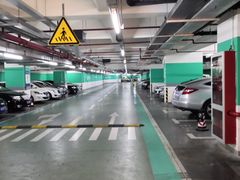 -中庚漫游城停车场