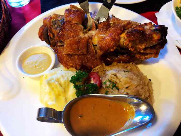 申德勒加油站西餐厅-"感受一下纯正德国餐～96环境:干净整洁.