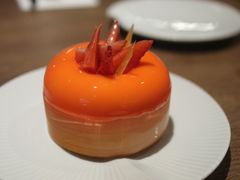 葡萄柚草莓萨伐仑松饼-潮一不贰·法式甜品·生日蛋糕·西式简餐(外滩店)