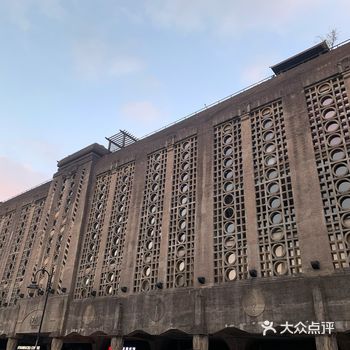 很多小姐姐在里面拍照,坐在台阶上伸出腿拍很显腿长