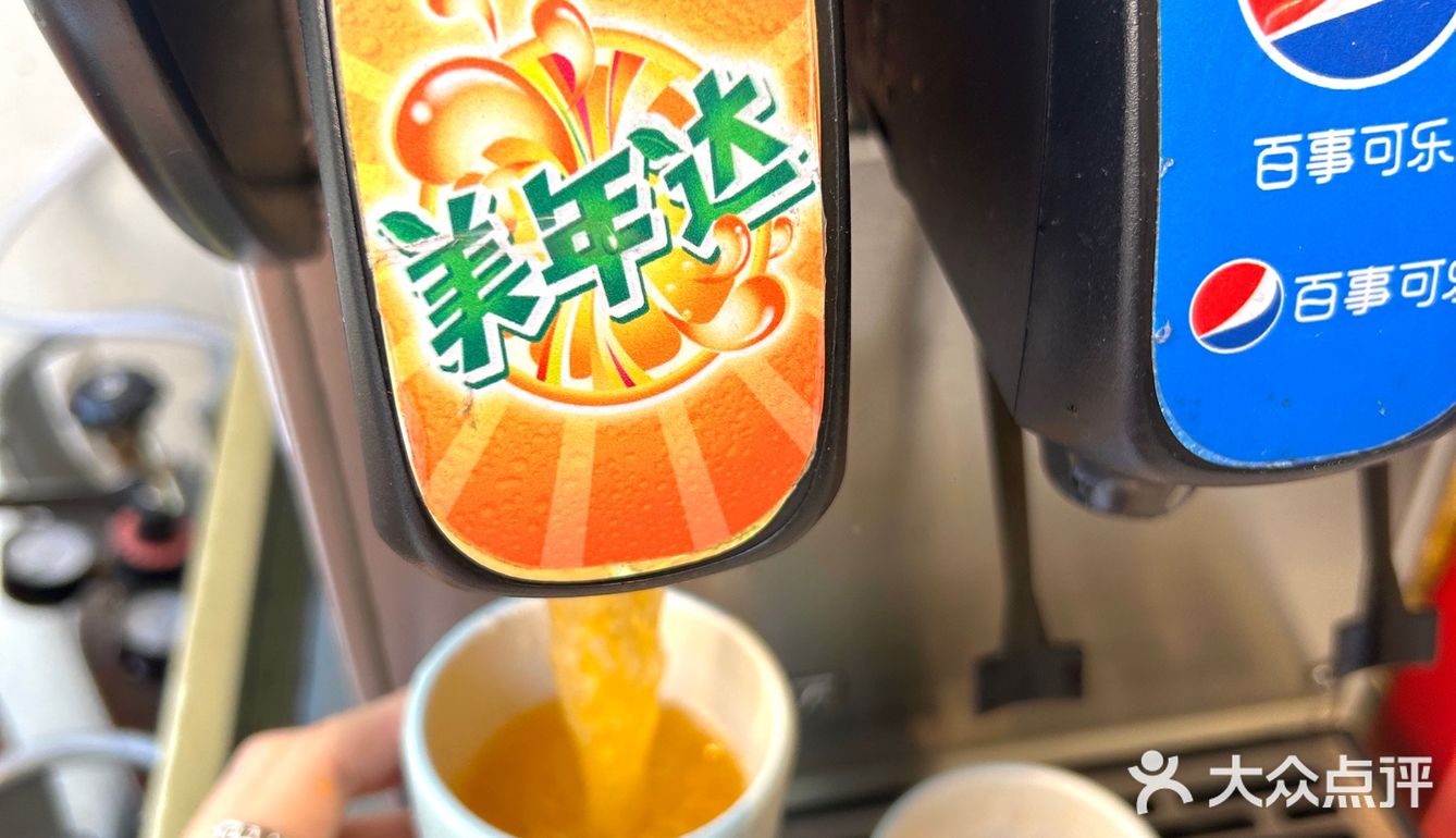 都好好吃！他们家有二楼哦 位置很大 还有自助的东西！