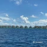 深海的地方就变成深蓝色了。果然还是浅滩的颜色漂亮
