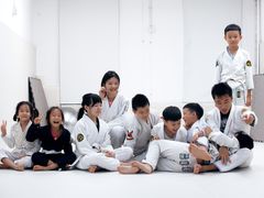 -菠萝格斗巴西柔术训练馆