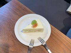 晴王葡萄无花果奶油蛋糕-black rainbow coffee