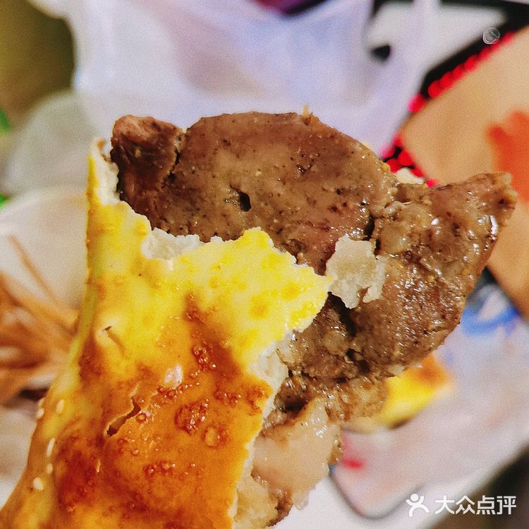 位于江汉路的『骆驼大叔羊排烤包子』