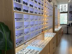 -天空之镜眼镜店蔡司依视路配镜授权零售店(望京颐堤港店)
