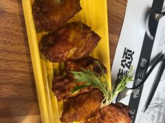 芥末蜂蜜翅中-10號公馆专业果木牛排餐厅