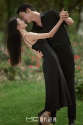 -现代经典婚纱摄影