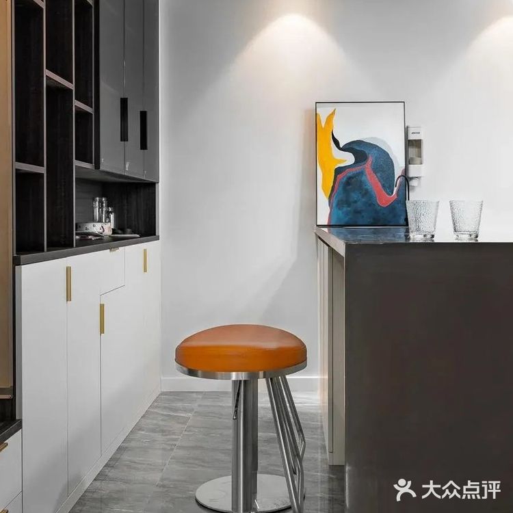这对夫妻把沙发背景做成矮墙,美观又实用,室内温暖通透,好喜欢