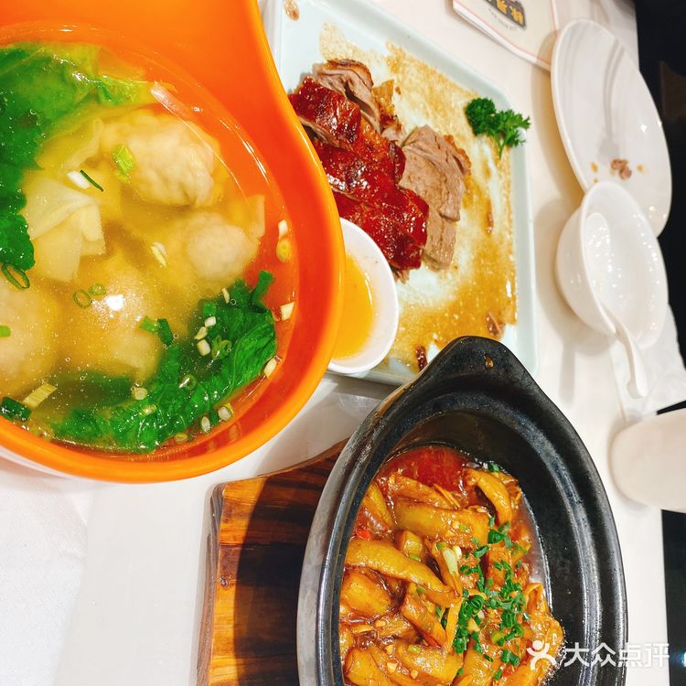 门口的招牌鸭让人非常有食欲，点了鲜肉糯米烧卖