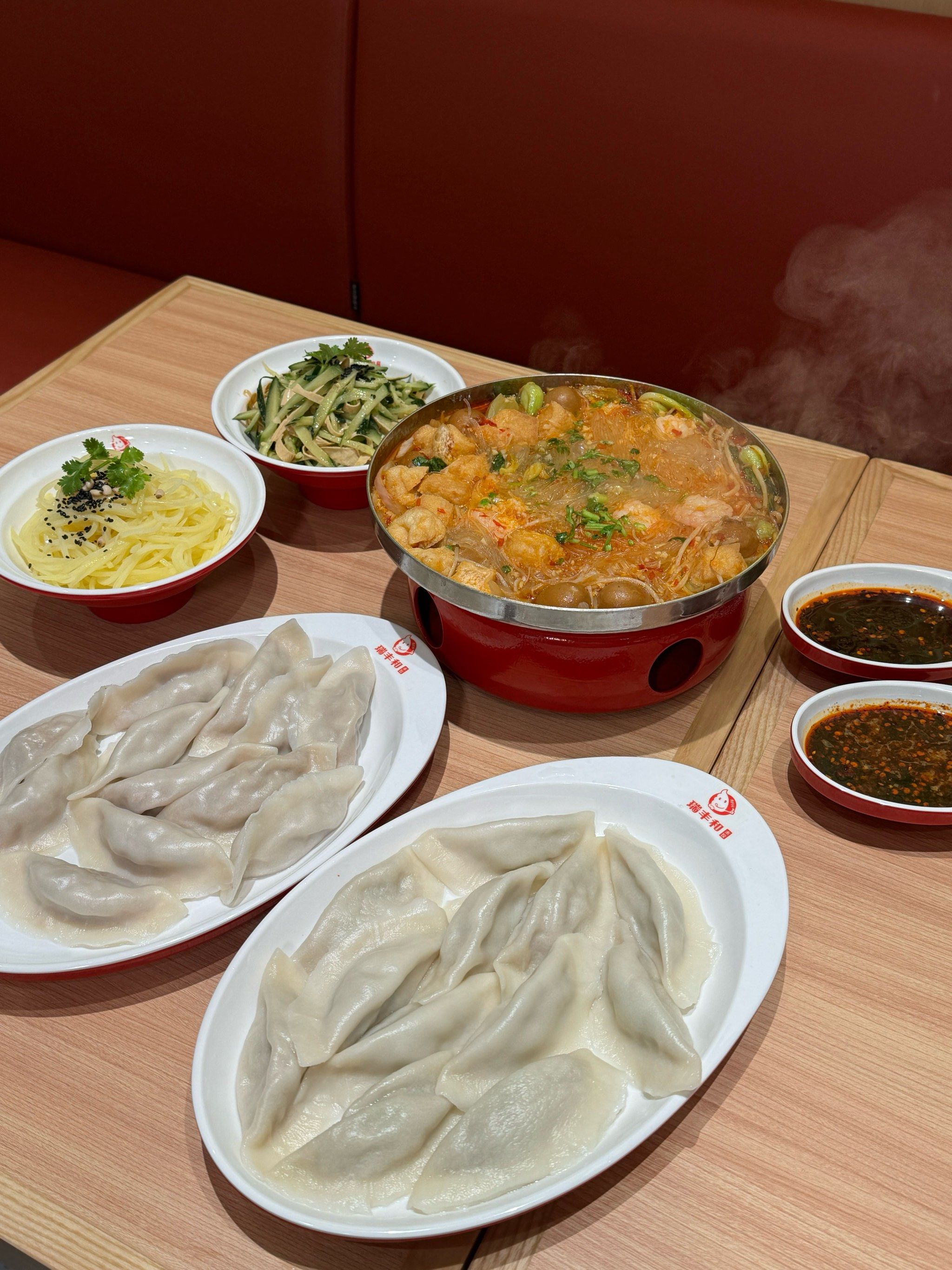 店内堂食很亮堂
能够看到整个饺子包和