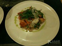 煎三文鱼-WOLFGANG PUCK KITCHEN & BAR(迪士尼小镇店)