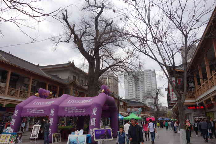 天水步行街"天水市区最繁华的步行商业街,汇集了新华书.