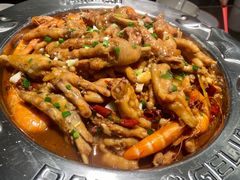 满满的鸡爪-胖哥俩肉蟹煲(湖滨银泰in77店)