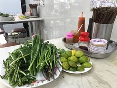 桌面还有其他配菜和青柠檬-Pho Hoa Pasteur