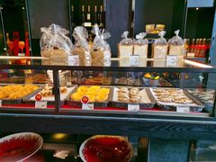 面包甜点陈列柜-Salon de The de Joel Robuchon(外滩18号店)