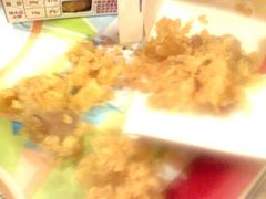这是我在北京站店吃的有喀拉味很难吃很多油-肯德基