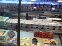 面包甜点陈列柜-绿姿鲜奶烘焙(新城花园店)