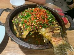 铁板鲫鱼-聚鑫朋酸菜肥肠(文艺路口店)